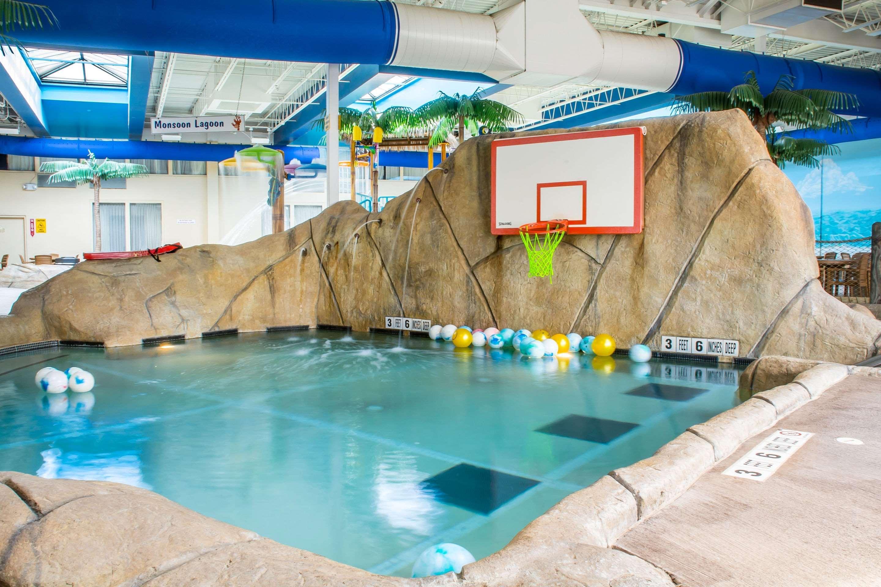 Quality Inn & Suites Palm Island Indoor Waterpark Batavia Kültér fotó